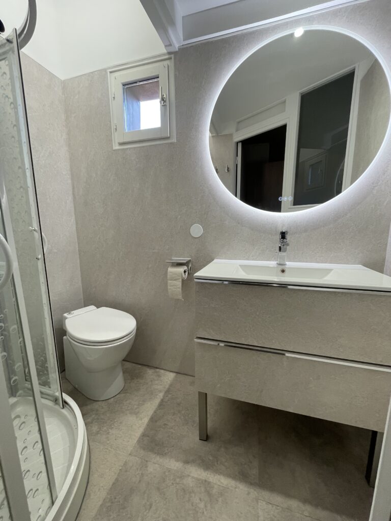 Salle de bain après notre rénovation avec une surface lisse et design, très facile à entretenir et résistant à l'humidité